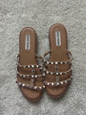 Steve Madden Tan Pyramid-Stud Triple Strap Slides 7.5